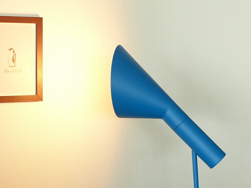 リプロダクトのAJ フロアライト ブルー LED電球付 アルネ・ヤコブセン Arne Jacobsen デザイナーズ フロアランプ インテリア照明 ソファ リビング リプロダクト ベッド ソファ 寝室 間接照明 北(ライト・照明)