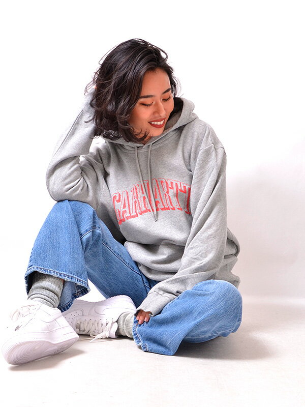 Carhartt WIP カーハート パーカー レディース メンズ 大きめ 秋 冬 ブランド おしゃれ かわいい シンプル 大きいサイズ HOODED SCRAWL SWEATSHIRT プルパーカー スウェット ロゴ カレッジロゴ ワークインプログレス ワンポイント ロゴ ペア リンクコーデ ...