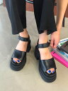 EMODA tank rubber sandals エモダ タンクラバーサンダル 【EMODA(エモダ)】 「MODE＝トレンドの発信」を軸に、スタイリング・素材・形で常に新しい提案を組み込み、 女性の「オシャレを楽しみたい」という気持ちに答えられるハイセンスでもありリアルクローズでもあるブランド、それがEMODA。 白黒の世界観に色・柄・異素材を組み合わせ、強さの中にも女らしさのあるスタイリングを提案していく。 FASHIONの枠を超えMUSIC・ART・CULTUREと結びつきながら新たなFASHIONの形を表現していく。 ヒール形状のタンクソールでカジュアル過ぎないデザインのサンダル♪ スポーティーな雰囲気に合わせて、ストラップ部分も三角カンを使用したディテールがポイントです。 傾斜の少ない厚底や足首のストラップで安定感があり、履き心地もよく歩きやすいデザインです♪ そのまま履いていただいても可愛いですし、ソックス合わせも今季っぽくおすすめです！ BRAND EMODA (エモダ) DETAIL 日本正規販売店 MATERIAL 素材 アッパー：合成皮革 ソール：合成底 生産 中国製