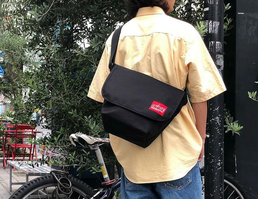 Manhattan Portage マンハッタンポーテージ メッセンジャーバッグ ショルダーバック バッグ 斜め掛け メンズ レディース ユニセックス  Casual Messenger SLIM カジュアル メッセンジャー ブラック インビスタ社 コーデュラ素材 正規品 男女兼用 通勤 通学 人気  MP1605