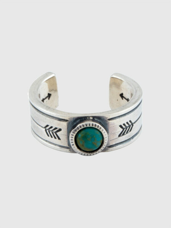 NORTH WORKS STAMP turquoise RING ノースワークス スタンプ ターコイズ リング 【NORTH WORKS(ノースワークス)】 NORTH WORKSは素材の美しさ、ベーシックなデザインを基本として変わらない価値を持つモノを作り続ける。 1点ずつ手作業で作り上げていく為、それぞれ顔があり、何年経っても褪せることのない素材を感じてもらえるものである。 ナバホのオーセンティックなスタンプを施したリング。 敬愛するクラシックスタイルのネイテイブジュエリーへのオマージュ作品で、Silver900を使用しています。 シルバーの質感やスタンプのかすれ等、アンティークピースに似た経年変化もまた楽しみなアイテムで温もりと味わいが感じられます。 伝統的なスタンプにキングマンターコイズをセットしたリングです。 シンプルで使いやすく流行にとらわれる事無く、経年変化を楽しめるアイテムです。 BRAND NORTH WORKS (ノースワークス) DETAIL 日本正規販売店 SIZE サイズ(cm) 縦幅 厚み - 0.8 0.2 サイズは若干前後します。サイズの測り方 MATERIAL 素材 シルバー900 ターコイズ(キングマン) 生産 日本製