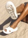 メーカー希望小売価格はメーカーサイトに基づいて掲載していますROXY ROXY RIVIE volume sole Sandals ロキシー ROXY RIVIE ボリュームソール サンダル 【ROXY (ロキシー )】 ビーチカルチャーとアクティブライフスタイルを愛する女性のためのブランドROXY(ロキシー)。 カリフォルニアを中心に、アクティブなライフスタイルを愛する女の子達から 「女の子のためのビーチウェアーが欲しい」という声が高まり、1990年にクイックシルバーより誕生。 世界トップクラスのライダーが体現する女性アスリートとしての一面と、 フェミニンなファッション性を融合したスタイルを提案するROXYは、ビーチから街、 そしてスノーシーンまでそのフィールドを拡大しています。 クロスストラップ風のルックスがキュートなコンフォートサンダル、ROXY RIVIEのニューカラー。 フットベッドにHydroBoundを採用し、歩きやすさも抜群。 一体成型のリサイクルEVAを使用した、濡れてもOKなウォーターフレンドリー仕様です。 アウトソールに施したROXYロゴは鏡映しになっているので、砂浜でROXYロゴの足跡をつけることができるのも楽しい！ PVCフリー。 BRAND ROXY (ロキシー ) DETAIL 日本正規販売店 MATERIAL 素材 アッパー：合成樹脂 アウトソール：合成底 生産 中国製