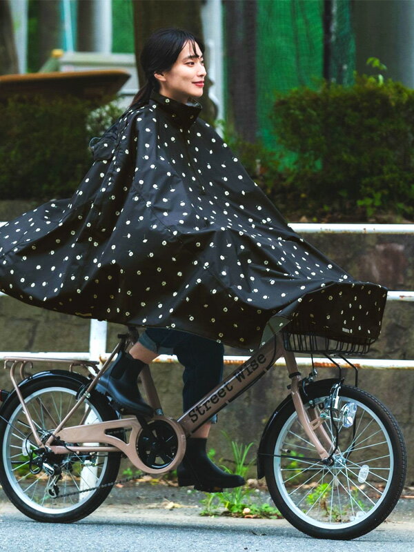 Wpc CHALLY PON PON RAIN PONCHO FOR BICYCLE Wpc チャリーポンポン レイン ポンチョ 自転車用 【Wpc(ダブルピーシー)】 「新たな可能性を生み出す」をスローガンに2004年に誕生したドメスティックブランド。 様々な世代・ジャンルに合った方へ、雨の日だけでなく、天気によって変わる”ライフスタイリング”を提案していきます。 そして。ご愛用いただけるお客様の毎日が楽しくなる製品をお届けします。 【W by Wpc】 2004年に誕生したドメスティックレイングッズブランドWpc.のレインギアブランド。 価値のあるレイングッズを日々想像し続け、雨の日だけでなくライフスタイルに寄り添ったアイテムを提案します。 RAIN WEAR、RAINBAG、RAINFOOTWEAR and more… 雨の日も安全に、そして快適に使っていただけるよう、細部まで考え抜いたつくりの自転車用レインポンチョ。 表面ははっ水加工、裏面にはTPUラミネート加工をすることで、防水効果を高めました。 ポンチョをすっぽりと体にかぶり、フロント部分を自転車の前かごにかぶせてご使用ください。 シンプルなものから気分も明るくなるような可愛い柄まで、 Wpc.ならではの使いやすいデザインが揃っているので、雨の日の通勤・通学やお出かけにもとても便利です。 止水ファスナー：前面のファスナーには雨の浸水を防ぐ止水ファスナーを採用。 シームテープ：縫い目をふさぎ、雨水の浸水を防ぎます。 透明ツバ付きフード：透明のツバつきで視界を遮らず雨よけとして機能。 ドローコード：フードの後方についたドローコートで大きさを調整できます。 メクレ防止クリップ：着脱が簡単にできるメクレ防止クリップ。 収納袋：収納袋は自転車に装着できます。 リフレクター：前後5箇所にリフレクターつき。 ※レインコート本体と同じらの収納袋が付属します。サイドにはカラビナ付き。 【ご使用方法】 ポンチョをすっぽり身体にかぶり、フロント部分を自転車の前かごにかぶせ、 メクレ防止クリップを前カゴ前方付近に2カ所とめてご乗車ください。 はっ水効果はご使用環境や使用頻度により徐々に低下していきます。 BRAND Wpc. (ダブリュピーシー) DETAIL 耐水圧 5,000mmH2O 表面：はっ水加工 裏面：TPUラミネート加工 収納袋付き 自転車の適応サイズ：24〜27インチ 日本正規販売店 SIZE サイズ(cm) 前丈 着丈 適応身長 重量(g) FREE 118 92 150-180 380 サイズは若干前後します。サイズの測り方 MATERIAL 素材 ポリエステル：100% 生産 中国製