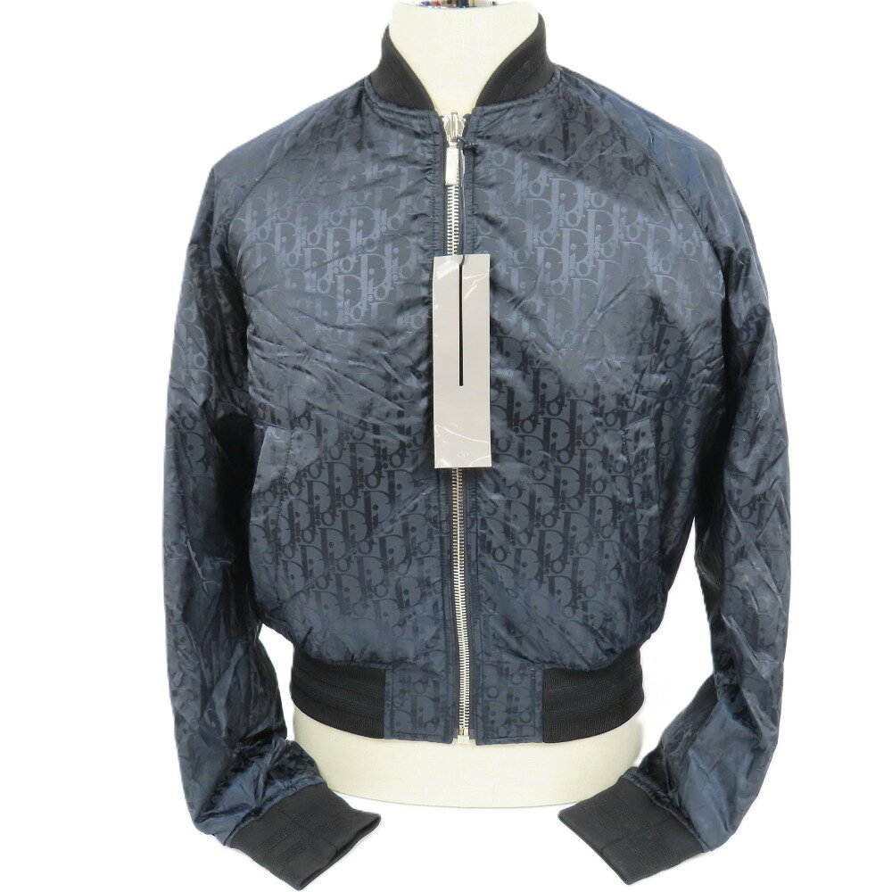 商品情報 商品番号 103402 ブランド名 DIOR HOMME/ ディオール・オム モデル オブリーク リバーシブル ボンバージャケット #48 タグ付 服 ファッション アパレル 対象 メンズ カラー ブラック 　　　　　　　　　　　　　　　　　　　　　 生産国 イタリア 素材 ポリエステル ポリアミド 表記サイズ 48 サイズ(約) 総丈： 62cm 肩幅： 43cm 身幅： 64cm 袖丈： 88cm 付属品 なし 状態 外　側 10 説明：古物市場展示品。未使用品になります。 追記情報 におい： 若干 、 経年によるニオイ 追記コメント： 古物市場展示・長期保管により折りシワ有り。 状態ランク表 10 未使用品ですが展示、長期保管、試着品も含みます。 9.5 数回程度の使用感で新品同様、非常に綺麗な状態です。 9 使用感の少ない非常に綺麗な状態です。 8.5 大きなダメージはなく、使用感も少ない非常に綺麗な状態です。 8 多少の使用感はありますがまだまだ綺麗な中古品です。 7.5 ダメージ箇所もありますが全体的には綺麗な状態です。 7 通常使用によるダメージのある中古品です。 6 記載上のダメージはありますが使用に差し支える程ではなく、まだまだご愛用頂けます。 5 かなり使用感のある中古品で状態は良くありません。 4 酷く劣化している箇所があったり使用感が目立つ状態です。 3 ご使用に差し支える難がある場合があります。 2 記載上のダメージがある為使用不可。メンテナンスをお勧めします。 ■佐川急便 本州 四国 北海道・九州 沖縄 1,000円 1,000円 1,300円 1,500円 沖縄県・離島の方は「定形外」での発送となります。(代金引換はご利用頂けません) ■代引手数料 ～1万円 ～3万円 ～10万円 10万円～ 330円 440円 660円 1,100円 ※代引きを利用する場合、別途代引き手数料が必要です。 代引き手数料は、落札価格＋消費税＋送料の合計金額により変わります。