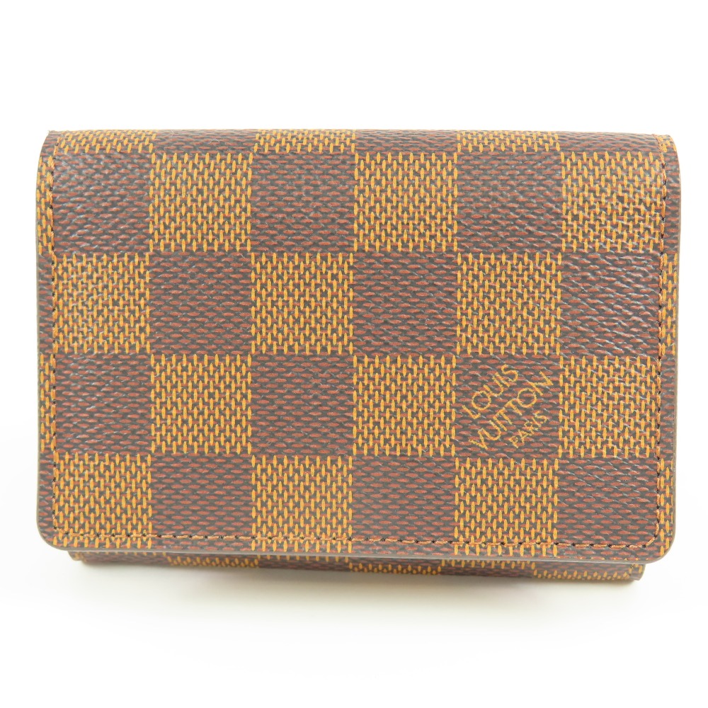 商品情報 商品番号 103562 ブランド名 LOUIS VUITTON/ ルイヴィトン モデル カルトドゥ ヴィジット 名刺入れ 小物入れ 対象 レディース カラー エベヌ ライン ダミエ 　　　　　　　　　　　　　　　　　　　　　 生産国 スペイン シリアル CA1103 素材 PVC サイズ(約) 縦: 8cm 横: 10.5cm 奥行: 2cm 仕様 カード入れ：数 2 付属品 なし 状態 外　側 10 説明：古物市場展示品。未使用品になります。 内　側 10 説明： 古物市場展示品。未使用品になります。 追記情報 特記事項： ご理解の上ご入札・ご購入下さい。 追記コメント： 古物市場展示・長期保管により型崩れ、押し跡有り。 状態ランク表 10 未使用品ですが展示、長期保管、試着品も含みます。 9.5 数回程度の使用感で新品同様、非常に綺麗な状態です。 9 使用感の少ない非常に綺麗な状態です。 8.5 大きなダメージはなく、使用感も少ない非常に綺麗な状態です。 8 多少の使用感はありますがまだまだ綺麗な中古品です。 7.5 ダメージ箇所もありますが全体的には綺麗な状態です。 7 通常使用によるダメージのある中古品です。 6 記載上のダメージはありますが使用に差し支える程ではなく、まだまだご愛用頂けます。 5 かなり使用感のある中古品で状態は良くありません。 4 酷く劣化している箇所があったり使用感が目立つ状態です。 3 ご使用に差し支える難がある場合があります。 2 記載上のダメージがある為使用不可。メンテナンスをお勧めします。 ■佐川急便 本州 四国 北海道・九州 沖縄 1,000円 1,000円 1,300円 1,500円 沖縄県・離島の方は「定形外」での発送となります。(代金引換はご利用頂けません) ■代引手数料 ～1万円 ～3万円 ～10万円 10万円～ 330円 440円 660円 1,100円 ※代引きを利用する場合、別途代引き手数料が必要です。 代引き手数料は、落札価格＋消費税＋送料の合計金額により変わります。