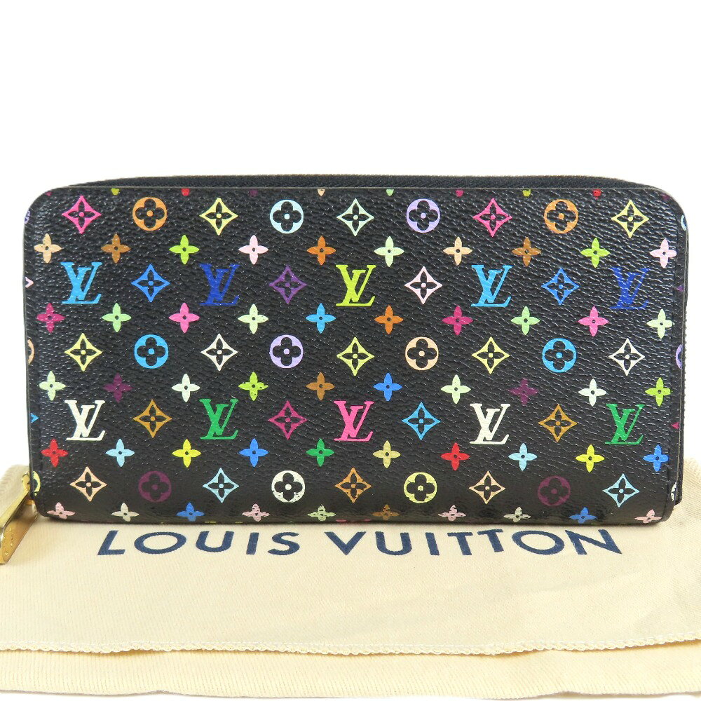 商品情報 商品番号 103667 ブランド名 LOUIS VUITTON/ ルイヴィトン モデル ジッピー ロングウォレット ヴィンテージ 対象 レディース カラー ノワール ライン モノグラムマルチカラー 　　　　　　　　　　　　　　　　　　　　　 生産国 スペイン シリアル CA2077 素材 PVC サイズ(約) 縦: 10.5cm 横: 20cm 奥行: 2.5cm 仕様 カード入れ：数 8札入れ：数 3小銭入れ : 数 1その他ポケット：数 3 付属品 保存袋 状態 外　側 7.5 表面： 薄っすら汚れ 、 スレ 、 少々型崩れ 、 金具小傷 、 メッキ剥げ 、 プリント僅かな剥げ 角縁： 僅かな汚れ 、 角縁スレ 、 角縁コーティング剥げ 、 ほつれ 説明：大きなダメージはなく年代物としては比較的綺麗な状態です。 内　側 8 内側： 若干の汚れ 、 薄っすら小銭入れ汚れ 、 小銭跡 、 スレ 、 金具小傷 、 メッキ剥げ 、 小さなシミ 、 ホコリ付着 、 色移り 、 ポケット内生地浮き 、 押し跡 説明： 大きなダメージはなく年代物としては綺麗な状態です。 追記情報 特記事項： 年代物 におい： 若干 、 経年によるニオイ 状態ランク表 10 未使用品ですが展示、長期保管、試着品も含みます。 9.5 数回程度の使用感で新品同様、非常に綺麗な状態です。 9 使用感の少ない非常に綺麗な状態です。 8.5 大きなダメージはなく、使用感も少ない非常に綺麗な状態です。 8 多少の使用感はありますがまだまだ綺麗な中古品です。 7.5 ダメージ箇所もありますが全体的には綺麗な状態です。 7 通常使用によるダメージのある中古品です。 6 記載上のダメージはありますが使用に差し支える程ではなく、まだまだご愛用頂けます。 5 かなり使用感のある中古品で状態は良くありません。 4 酷く劣化している箇所があったり使用感が目立つ状態です。 3 ご使用に差し支える難がある場合があります。 2 記載上のダメージがある為使用不可。メンテナンスをお勧めします。 ■佐川急便 本州 四国 北海道・九州 沖縄 1,000円 1,000円 1,300円 1,500円 沖縄県・離島の方は「定形外」での発送となります。(代金引換はご利用頂けません) ■代引手数料 ～1万円 ～3万円 ～10万円 10万円～ 330円 440円 660円 1,100円 ※代引きを利用する場合、別途代引き手数料が必要です。 代引き手数料は、落札価格＋消費税＋送料の合計金額により変わります。