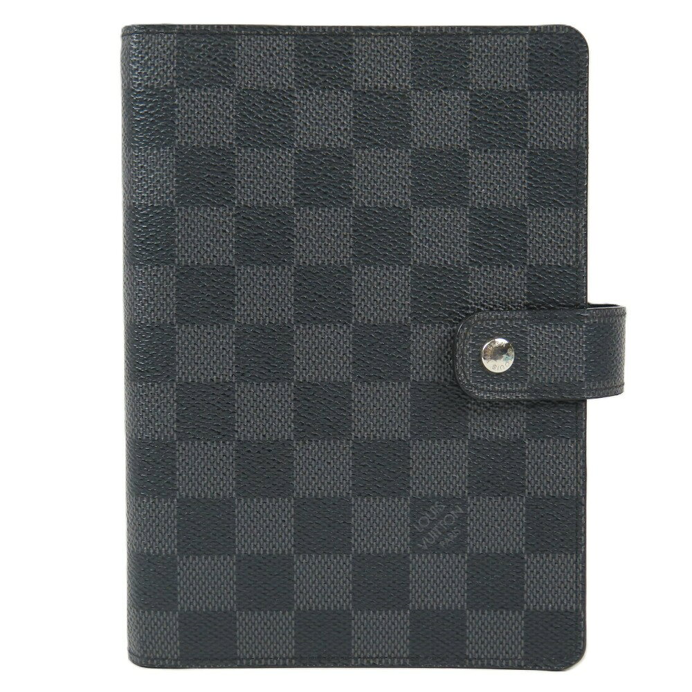 商品情報 商品番号 103738 ブランド名 LOUIS VUITTON/ ルイヴィトン モデル アジェンダ MM ベタ無 ステーショナリー ビジネス 対象 メンズ カラー ブラック ライン ダミエグラフィット 　　　　　　　　　　　　　　　　　　　　　 生産国 フランス シリアル SP2008 素材 PVC サイズ(約) 縦: 18.5cm 横: 14cm 高さ: 4cm 仕様 内ポケット：数 8 付属品 画像に写っているもの全て 状態 外　側 9 表面： 薄っすらスレ 、 型崩れ 角縁： 僅かな角縁スレ 説明：大きなダメージはなく非常に綺麗な状態です。 内　側 9 内側： 薄っすら汚れ 、 スレ 、 金具小傷 、 押し跡 説明： 大きなダメージはなく非常に綺麗な状態です。 追記情報 追記コメント： 内側金具汚れあり。 状態ランク表 10 未使用品ですが展示、長期保管、試着品も含みます。 9.5 数回程度の使用感で新品同様、非常に綺麗な状態です。 9 使用感の少ない非常に綺麗な状態です。 8.5 大きなダメージはなく、使用感も少ない非常に綺麗な状態です。 8 多少の使用感はありますがまだまだ綺麗な中古品です。 7.5 ダメージ箇所もありますが全体的には綺麗な状態です。 7 通常使用によるダメージのある中古品です。 6 記載上のダメージはありますが使用に差し支える程ではなく、まだまだご愛用頂けます。 5 かなり使用感のある中古品で状態は良くありません。 4 酷く劣化している箇所があったり使用感が目立つ状態です。 3 ご使用に差し支える難がある場合があります。 2 記載上のダメージがある為使用不可。メンテナンスをお勧めします。 ■佐川急便 本州 四国 北海道・九州 沖縄 1,000円 1,000円 1,300円 1,500円 沖縄県・離島の方は「定形外」での発送となります。(代金引換はご利用頂けません) ■代引手数料 ～1万円 ～3万円 ～10万円 10万円～ 330円 440円 660円 1,100円 ※代引きを利用する場合、別途代引き手数料が必要です。 代引き手数料は、落札価格＋消費税＋送料の合計金額により変わります。