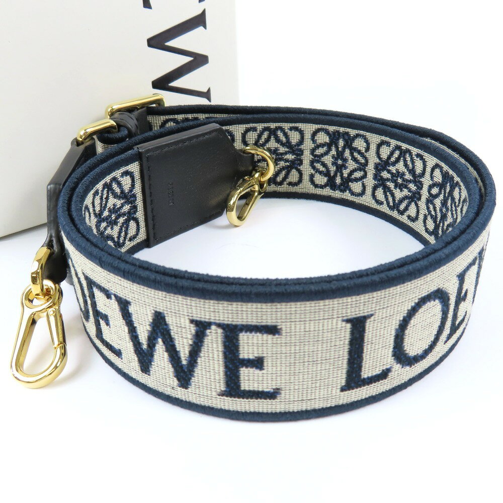 商品情報 商品番号 103792 ブランド名 LOEWE/ ロエベ モデル アナグラム ジャガード バッグ用 最長104cm 対象 レディース カラー ネイビー 　　　　　　　　　　　　　　　　　　　　　 生産国 スペイン 素材 キャンバス レザー サイズ(約) W 4cm ショルダー最大： 104cm 付属品 箱（破れあり） , 保存袋 , 冊子 状態 外　側 10 説明：古物市場展示品。未使用品になります。 追記情報 追記コメント： 古物市場展示・長期保管により金具小傷あり。 状態ランク表 10 未使用品ですが展示、長期保管、試着品も含みます。 9.5 数回程度の使用感で新品同様、非常に綺麗な状態です。 9 使用感の少ない非常に綺麗な状態です。 8.5 大きなダメージはなく、使用感も少ない非常に綺麗な状態です。 8 多少の使用感はありますがまだまだ綺麗な中古品です。 7.5 ダメージ箇所もありますが全体的には綺麗な状態です。 7 通常使用によるダメージのある中古品です。 6 記載上のダメージはありますが使用に差し支える程ではなく、まだまだご愛用頂けます。 5 かなり使用感のある中古品で状態は良くありません。 4 酷く劣化している箇所があったり使用感が目立つ状態です。 3 ご使用に差し支える難がある場合があります。 2 記載上のダメージがある為使用不可。メンテナンスをお勧めします。 ■佐川急便 本州 四国 北海道・九州 沖縄 1,000円 1,000円 1,300円 1,500円 沖縄県・離島の方は「定形外」での発送となります。(代金引換はご利用頂けません) ■代引手数料 ～1万円 ～3万円 ～10万円 10万円～ 330円 440円 660円 1,100円 ※代引きを利用する場合、別途代引き手数料が必要です。 代引き手数料は、落札価格＋消費税＋送料の合計金額により変わります。