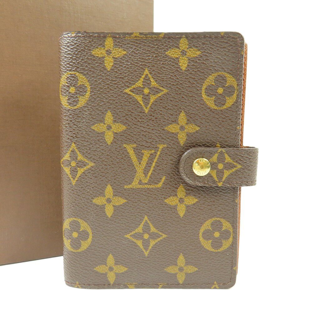 商品情報 商品番号 103867 ブランド名 LOUIS VUITTON/ ルイヴィトン モデル アジェンダPM ベタ無 ビジネス ヴィンテージ メンズ 対象 レディース カラー ブラウン ライン モノグラム 　　　　　　　　　　　　　　　　　　　　　 生産国 スペイン シリアル CA0092 素材 PVC サイズ(約) 縦: 14.5cm 横: 10cm 高さ: 2cm 仕様 内ポケット：数 2カード入れ：数 3 付属品 箱 , 画像に写っているもの全て 状態 外　側 9 表面： 薄っすら汚れ 、 少々型崩れ 、 金具小傷 、 メッキ剥げ 説明：大きなダメージはなく年代物としては非常に綺麗な状態です。 内　側 9 内側： 僅かな汚れ 、 薄っすらスレ 、 金具小傷 、 上部縁小さな切れ 説明： 大きなダメージはなく年代物としては非常に綺麗な状態です。 追記情報 特記事項： 年代物 におい： 僅かな 、 経年によるニオイ 追記コメント： 内側僅かなラメ付着あり。 状態ランク表 10 未使用品ですが展示、長期保管、試着品も含みます。 9.5 数回程度の使用感で新品同様、非常に綺麗な状態です。 9 使用感の少ない非常に綺麗な状態です。 8.5 大きなダメージはなく、使用感も少ない非常に綺麗な状態です。 8 多少の使用感はありますがまだまだ綺麗な中古品です。 7.5 ダメージ箇所もありますが全体的には綺麗な状態です。 7 通常使用によるダメージのある中古品です。 6 記載上のダメージはありますが使用に差し支える程ではなく、まだまだご愛用頂けます。 5 かなり使用感のある中古品で状態は良くありません。 4 酷く劣化している箇所があったり使用感が目立つ状態です。 3 ご使用に差し支える難がある場合があります。 2 記載上のダメージがある為使用不可。メンテナンスをお勧めします。 ■佐川急便 本州 四国 北海道・九州 沖縄 1,000円 1,000円 1,300円 1,500円 沖縄県・離島の方は「定形外」での発送となります。(代金引換はご利用頂けません) ■代引手数料 ～1万円 ～3万円 ～10万円 10万円～ 330円 440円 660円 1,100円 ※代引きを利用する場合、別途代引き手数料が必要です。 代引き手数料は、落札価格＋消費税＋送料の合計金額により変わります。