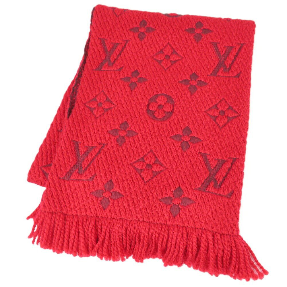 商品情報 商品番号 103893 ブランド名 LOUIS VUITTON/ ルイヴィトン モデル エシャルプ ロゴマニア 防寒 M72432 対象 レディース カラー レッド 　　　　　　　　　　　　　　　　　　　　　 生産国 イタリア シリアル CC3272 素材 ウール シルク 表記サイズ 無 サイズ(約) W 31cm 全長： 160cm 付属品 箱 状態 外　側 10 説明：古物市場展示品。未使用品になります。 追記情報 におい： 少々 、 経年によるニオイ 追記コメント： 古物市場展示・長期保管により折シワ、少々素材特有の毛羽立ちあり。 状態ランク表 10 未使用品ですが展示、長期保管、試着品も含みます。 9.5 数回程度の使用感で新品同様、非常に綺麗な状態です。 9 使用感の少ない非常に綺麗な状態です。 8.5 大きなダメージはなく、使用感も少ない非常に綺麗な状態です。 8 多少の使用感はありますがまだまだ綺麗な中古品です。 7.5 ダメージ箇所もありますが全体的には綺麗な状態です。 7 通常使用によるダメージのある中古品です。 6 記載上のダメージはありますが使用に差し支える程ではなく、まだまだご愛用頂けます。 5 かなり使用感のある中古品で状態は良くありません。 4 酷く劣化している箇所があったり使用感が目立つ状態です。 3 ご使用に差し支える難がある場合があります。 2 記載上のダメージがある為使用不可。メンテナンスをお勧めします。 ■佐川急便 本州 四国 北海道・九州 沖縄 1,000円 1,000円 1,300円 1,500円 沖縄県・離島の方は「定形外」での発送となります。(代金引換はご利用頂けません) ■代引手数料 ～1万円 ～3万円 ～10万円 10万円～ 330円 440円 660円 1,100円 ※代引きを利用する場合、別途代引き手数料が必要です。 代引き手数料は、落札価格＋消費税＋送料の合計金額により変わります。