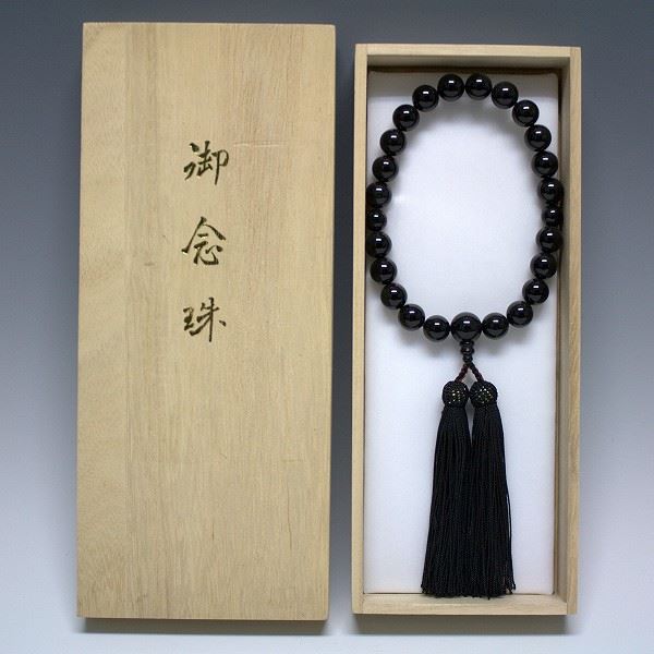 片手用・略式数珠(念珠) 黒瑪瑙(オニキス) 主珠 12mm/22珠 桐箱付き 黒瑪瑙(オニキス)の数珠(念珠)です。 どの宗派でもご使用いただける「略式数珠」です。 ■材質：黒瑪瑙(オニキス) ■サイズ：主珠 12mm/22珠