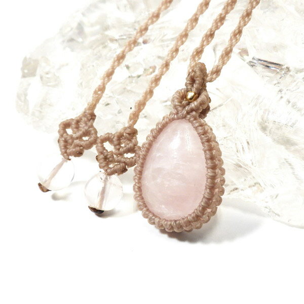 商品紹介 ローズクォーツをメインにしたマクラメペンダントです。 魅力的な天然石に出会った際に製作しています。 石の魅力が引き立つようにシンプルにデザインしております。 ネックレスの長さはアジャスターで調節可能です。 備考 写真と同じ商品をお届けします。ブラジル産のローズクォーツを使用したマクラメペンダントです。 発色の良い、やわらかなピンクが印象的なローズクォーツ。 ほんのりとした透明感もあり、優しい光をまとっています。 石の可憐な雰囲気に合わせ、柔らかさを感じるデザインで丁寧に 編み上げました。 ローズクォーツ 英名：Rose Quartz 和名：紅水晶（べにすいしょう）・紅石英（べにせきえい） 石言葉：「平和」「愛の告白」「真実の愛」 石の意味：恋愛運アップ/愛と美の象徴/内面美を育む/自分自身を愛せるように/美肌へのサポート/失恋などの傷を癒す/美意識を高める