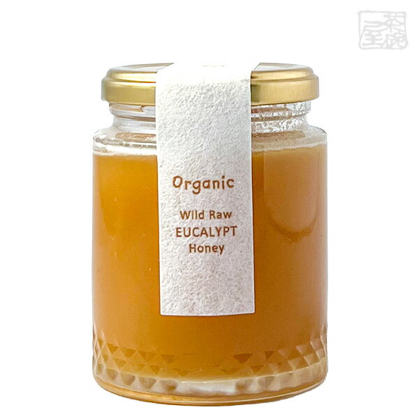 Organic WildRaw EUCALYPT Honey オーストラリアの固有種であるユーカリ。世界で最もきれいな空気と水を持つ、オーストラリアに現存する太古の原生林からユーカリハニーは採取されています。 抗菌力に優れたマヌカと同じフトモモ科で、ハーブを思わせる風味豊かな蜂蜜です。 このユーカリ・ワイルドロウハニーは、オーガニック認定を受けたシングルオリジン（混合されていない）で生の蜂蜜です。 おすすめの食べ方 砂糖の代替品として最適です。炒め物やケーキのレシピ、スムージーや紅茶に ※1歳未満の乳児には乳児ボツリヌス症の発症の恐れがありますので、蜂蜜を与えないで下さい。また生のハチミツのため採蜜する時期や気象条件などによっては味や色が異なる場合があり、凝固します。無添加・着色をしていない証明となり、天然ならではの自然の変化をお楽しみいただけます。 ワイルドロウユーカリハニー 名称 Organic WildRaw EUCALYPT Honey 産地 オーストラリア 認定 オーガニック 原材料 天然蜂蜜 容量 280g 状態 瓶のみ 発送について 本商品は発送まで7〜10営業日かかります。 注意 商品画像のヴィンテージと実際のヴィンテージが違う場合がございます。またヴィンテージが新しくなっている場合がございます。予めご了承ください。 注意1 当店の商品は、実店舗また当店HPとの共有在庫の為、 在庫切れとなりご迷惑をお掛けする場合があります。 注意2 また突然のラベル、容量、度数等の 変更がある場合もあります。あらかじめご了承ください。 注意3 ディスプレイ画面等の環境上、ページと実際の商品の色・型とは多少違う場合がございます。オーストラリア産ハニー 現在、日本で消費されている蜂蜜の約9割は海外から輸入をしています。 馴染みのある蜂蜜「アカシア」や「レンゲ」も実はほとんどが海外のものってご存知ですか？ オーストラリア産の蜂蜜はその中でもわずか0.17%ほどで、日本ではまだまだ知名度が高くありません。 しかし、広大な土地の美しい自然環境下で採取された蜂蜜は身体にも優しく、上質で味わい深いことから世界的にとても高い評価を得ています。 安全で高品質なはちみつ オーストラリアでは、最適な環境で養蜂が行えるようとても厳しい基準が設けられています。 そのため、オーストラリアの蜂は他国と比べて病気や寄生虫の問題が非常に少なく、農薬などを使用する機会が低いのです。 オーストラリアは入国の際、食品の検疫がとても厳しいことで有名ですが中でも西オーストラリア州は州政府が蜂蜜法を定めており、外来種との接触を厳しく管理しているほど。 蜂蜜に対して強いこだわりをもったオーストラリアだからこそ、安全で高品質な蜂蜜が造られるという訳です。 自然環境が造りだす濃厚なはちみつ 日本で蜂蜜といえばアカシアやレンゲですが、オーストラリアではユーカリが一般的です。 実はユーカリだけで700種類以上もあり、風味や色味などバラエティに富んだ蜂蜜を採取できます。 また、オーストラリアの乾燥した大地で育った植物の蜜からできる蜂蜜は、日本の蜂蜜よりも比較的水分量が少なく、高粘度のものが多く味もより濃厚になります。 オーストラリアは自然の宝庫です。クリーンな環境の中で採れた蜂蜜を是非お試しください。