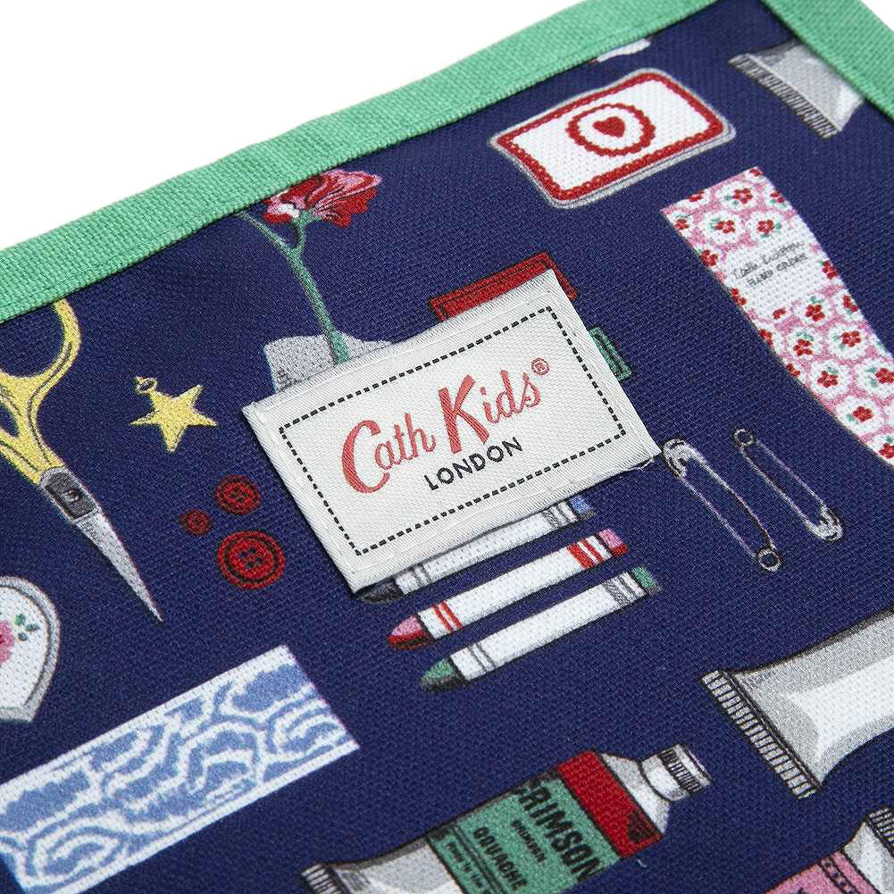 キャスキッドソン Cath Kidston キッズ エプロン 1040456 106258518402102 KIDS APRON 首掛けエプロン 子供用 NAVY＋ARTIST CURATOR ネイビー＋グリーン系＋文具柄マルチ