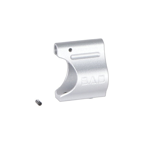 Battle Arms Development のAR15プラットフォーム向け LIGHTWEIGHT LOW PROFILE GAS BLOCK 0.625"を再現したダミーガスブロックです。 アルミニウム合金材をCNC切削で製作されたダミーガスブロックとなり、非常に軽量な仕上がりです。 取り付けネジ基部のイモネジを使って位置を決める様になっています。 全長：約 25mm 重量：約 9g 材質：アルミニウム合金、スチール ※取り付けるエアガンの種類や個体差によって、また対応されている場合であっても 　取り付けやご使用には加工・調整作業が必要となる場合がございます。