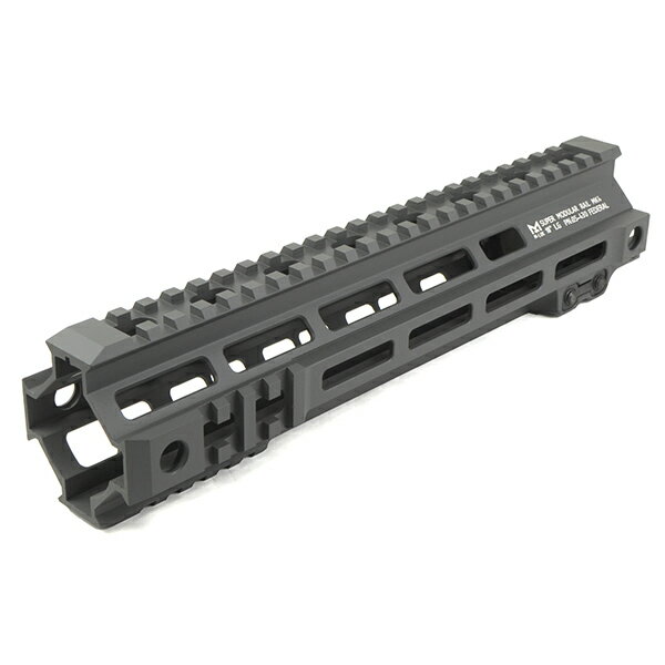 アメリカ銃器メーカーGEISSELE社製の M-Lok レールハンドガード SUPER MODULAR RAIL(SMR) MK4を再現した商品です。 幅広いユーザーニーズに合わせたセットアップが出来る、 拡張性の高いプラットフォームとなっています。 材質はアルミ合金材製で製作されており、軽量な仕上がりです。 電動/GBB M4系に対応するAIRSOFT用ネジピッチのバレルベースとなります。 全長：約 263mm 重量：約 316g 主要材質 アルミ合金等 ※メーカー都合によりデザイン等が予告なく変更となる場合がございます。 　予めご了承ください。 ※対応する製品であってもメーカーや個体差等により 　取り付けには加工・調整が必要になる場合がございます。