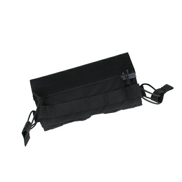 TMC Side Pull Mag Pouch ( Black ) プレートキャリアーの前面又は、背面のベルクロ面に取り付けて 使用する横向きのマガジンポーチです。 ゴムバンドの締め付けでマガジンが保持されるポーチで、 横向きで携行でもしっかりと運べる為、 手の届きにくい背面に取り付けても問題なく取り出せる様になっています。 【メーカー情報】 Cordura 500D ※商品にマガジンは付属しません。掲載画像は使用イメージです。 ※掲載サイズは目安としてご覧下さい（メーカー情報による）。