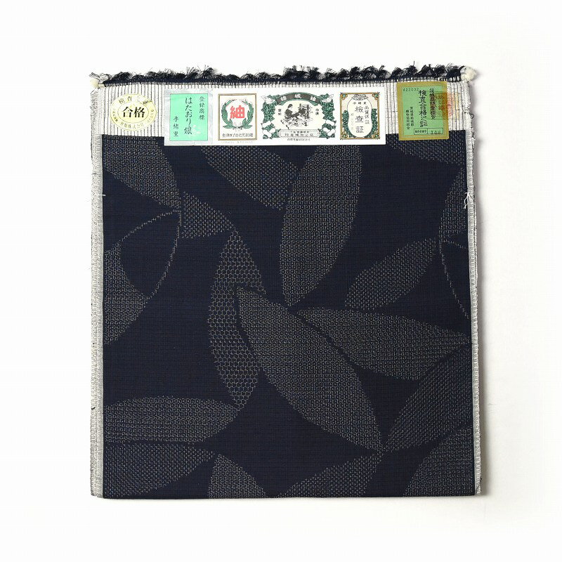 あす楽対応【送料無料】【反物販売/お仕立て承ります】結城紬/はたおり娘 奥順謹製 80亀甲 高級お洒落着物 大きな葉/紫みを感じるグレー色【反物/着物/和服/遊び着/カジュアル】【裄72cmまで】