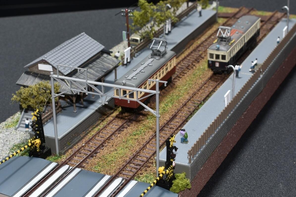 Nゲージ鉄道模型用展示台11【2線路 対向式ホームと木造駅舎】●注文製作●※こちらの展示台は40cmx15cm