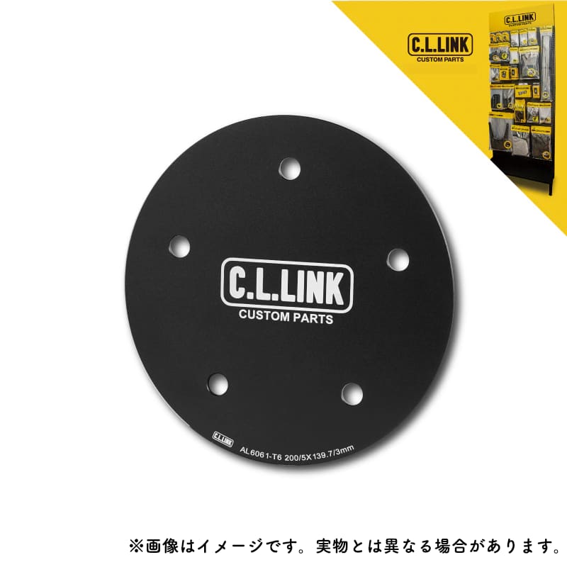 ・リアホイールセンターカバー サークルロゴ はこちら 適合車種 SUZUKI　ジムニー JB23, JB43, JB64, JB74 外径 200mm 厚み 3mm P.C.D. 139.7 5H 素材 アルミニウム AL6061-T6 カラー ブラックアルマイト塗装 セット内容 リアホイールカバー x1 注意事項 ■締め付けトルクについて スペーサーを挟んでホイールを取付る際は、車両メーカー推奨の付けトルクを必ず守ってください。 不適切なトルクでの取付は、走行中のホイール脱落の危険を高めます。 ■取付について 本製品の取付により、使用するタイヤやホイールのサイズに応じて、車体からはみ出る可能性があります。 装着前に、車両が法的規制に適合しているか、およびタイヤとホイールが車体内に適切に収まるかを確認してください。 ■注意事項 メーカー取り寄せ商品となります。 ※お急ぎの場合は在庫確認をお願いします。 在庫が欠品している場合でも、納期をご了承いただければ、予約注文をお受けしています。 タイミングにより在庫状況や納期が変動する場合がございますので、あらかじめご了承ください。 受注生産品もございますので、ご注文後のキャンセル・変更は原則お受けできません。 やむを得ない事情によりキャンセルとなる場合は、お客様都合によるキャンセル扱いとなります。 閲覧環境により、商品画像と実際の商品の色合いが異なる場合がございます。 商品違い・破損等がございましたら、商品到着後3日以内にご連絡ください。 ご不明な点・ご質問等はご注文前にお問い合わせくださいますようお願いいたします。 ※予告なくメーカーにて仕様変更・商品生産終了となる場合もございます。 ※最新の適合情報につきましては、必ずメーカー公式サイトにてご確認ください。■配送について ・自動車関連事業者様(自動車ディーラー・カー用品店・板金修理店等) へご案内 お届け先に、会社名・所在地・固定電話番号・担当者名を正しく指定してください。 ※配送先確認のため、所在地を地図サービス等で確認させていただく場合がございます。 自動車関連事業者様宛の送料は全国無料となります。 ・個人様および自動車関連事業者以外の法人・個人事業主様 へご案内 商品を一度当社に取り寄せた後、お客様へ発送いたします。 送料は配送先に応じて加算されます。ご注文時に配送先を正しくご選択ください。 1個あたり一律650円加算となります。 ご注文確定後のお客様都合によるキャンセルはお受けできませんので、あらかじめご了承ください。