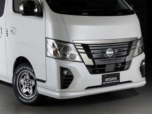 ES フロントリップスポイラー forキャラバン ABS製 未塗装/QAC/KBY■3型標準・メーカー品番：ESC-1109-01■ブランドESSEX&nbsp;■適合情報キャラバン3型標準ボディ用&nbsp;&nbsp;E26系こちらの商品はessex キャラバン フロントリップスポイラー ABS 未塗装【GI-F】となります。ESSEXの長年のコンセプト『純正クオリティ—』をしっかり継承した、待望のキャラバン フロントリップスポイラー登場!純正デザインを崩さず、さりげなくスポーティな仕上がりに!!立体感のあるデザインも特徴的!!ご予約受付開始しました!初回入荷予定:3月上旬頃フロント部分はしっかりとしたプレスラインと純正バンパーに合わせた凹凸使いで圧倒的な存在感コーナー部分もボディ形状に合わせ丸みのある作りながらも、計算しつくされたフィッティングサイドは真っ直ぐとボディと合わせる事で純正デザインを崩すことないスタイリッシュでシャープな印象に!また全体的にプレスラインより下は緩やかな内巻き形状で作製しました。【純正比較】フロント部分:純正より約45ダウンまた約10前へ突出コーナー部分:純正より約40ダウンサイド部分:純正より約25ダウン【製品素材】ABS製で強度に優れた作り!カラーは未塗装・QAC(ホワイトパール)・KBY(ステルスグレー)をご用意しました。【ABS製塗装商品ご購入注意事項】※カラー番号での調色になります。ボディの日焼け具合や素材の違い等により お客様のお車のお色と異なる場合がございます。カラー違いに関してのクレームをお受けする事はできません。色の違いが気になるお客様は、未塗装をご購入頂き、お車の色と合わせを行いながら、塗装をする事をおすすめしております。&nbsp;■送料について個人宅は配送不可となっております。お届け先に法人様をご記入ください。沖縄・離島は別途送料がかかります。ご購入前にお問い合わせください。本州（九州・東北以外）九州・東北北海道6380円8250円11000円■在庫について在庫がない商品でも、予約注文という形で注文をお受けしております。お客様が注文したタイミングで在庫状況を確認いたしますので、タイミングが前後する可能性があります。受注生産品もございますので、注文後のキャンセルはご遠慮ください。■備考お客様都合の注文後のキャンセル、購入後の返品は受け付けていません。中身違い・破損等に関しては商品到着後3日以内にご連絡下さい。予告なく商品生産終了となる事もあります。ご不明な点・ご質問等は必ずご注文前にお問い合わせ下さいます様お願いします。商品の改良等により適合条件が変更になる場合もございます。ご注文前に最新の適合データはメーカーページにてご確認下さい。予告なくメーカーにて商品生産終了となる場合もございます。