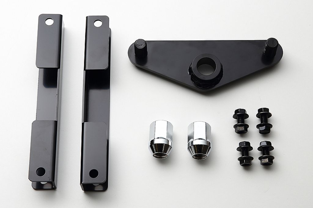 スペアホイールキャリアスペーサーキット ランドクルーザー 70系（-15）SPARE WHEEL CARRIER SPACER KIT LAND CRUISER70 DOUBLE-CAB 商品内容 スペアホイールキャリア、スペーサー×2、ラグナット×2、ボルトセット 商品詳細 ・適合車種:ランドクルーザー 70系（-15）・年式:14.08-15.06・適応:ピックアップ(GRJ79) ・取付方法:ボルトオン・参考取付時間:0.5時間 仕様 スペアホイールキャリア：スチール、6t、ショットブラスト、カチオン電着塗装 スペーサー：スチール、2.3t、カチオン電着塗装 ※注意事項・補足説明 タイヤ幅235まで装着可能。 純正ロック機能付ナット使用。 純正スペアタイヤブラケット一部流用。 JANコード メーカー商品コード B320241B ランドクルーザー70 ピックアップ（GRJ79）のスペアタイヤを16インチアルミホイールに交換した際に使用するスペアタイヤブラケット。235/85R16のタイヤサイズまでに対応します。 ■注意事項 メーカー取り寄せ商品となります。 ※お急ぎの場合は在庫確認をお願いします。 在庫が欠品している場合でも、納期をご了承いただければ、予約注文をお受けしています。 タイミングにより在庫状況や納期が変動する場合がございますので、あらかじめご了承ください。 受注生産品もございますので、ご注文後のキャンセル・変更は原則お受けできません。 やむを得ない事情によりキャンセルとなる場合は、お客様都合によるキャンセル扱いとなります。 閲覧環境により、商品画像と実際の商品の色合いが異なる場合がございます。 商品違い・破損等がございましたら、商品到着後3日以内にご連絡ください。 ご不明な点・ご質問等はご注文前にお問い合わせくださいますようお願いいたします。 ※予告なくメーカーにて仕様変更・商品生産終了となる場合もございます。 ※最新の適合情報につきましては、必ずメーカー公式サイトにてご確認ください。■送料について ・自動車関連事業者様(自動車ディーラー・カー用品店・板金修理店等) の送料 お届け先に、会社名・所在地・固定電話番号・担当者名を正しく指定してください。 ※配送先確認のため、所在地を地図サービス等で確認させていただく場合がございます。 北海道 東北 関東 信越・東海北陸・近畿 中国・四国 九州 1,700円 1,400円 1,000円 1,200円 1,400円 1,500円 ※1個あたりの送料となります。この料金には消費税が含まれています。 ・個人様および自動車関連事業者以外の法人・個人事業主様 の送料 商品を一度当社に取り寄せた後、お客様へ発送いたします。ご注文時に配送先を正しくご選択ください。 北海道 東北 関東 東海・北陸・近畿中国・四国 九州 2,080円 1,860円 1,860円 1,860円 1,860円 ※1個あたりの送料となります。この料金には消費税が含まれています。 ご注文後、当社スタッフが確認のうえ、あらためて送料をご案内いたします。 送料ご案内後のお客様都合によるキャンセルはお受けできません。