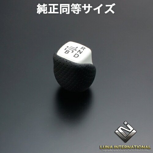 メーカー：ルナインターナショナル株式会社 ブランド：FEGGARI (フェガーリ) シャフト径：M8 ネジピッチ：1.25 適合車種：プリウス / プリウス PHV 年式：2015/12-2023/01 型式：50系(ZVW5#) カラー：パールホワイト×ブラックレザー タイプ：純正同等サイズ メーカーNo.：SLK02WH ※必ず適合をご確認の上、ご購入下さい。 ※品番違い等による返品・交換は致しかねます。 ■商品在庫について　メーカー在庫がある場合は2-3営業日で発送致します。 　お急ぎの場合はご注文前に必ず在庫確認をお願い致します。 　在庫欠品時は、商品発送までに1-3ヶ月ほどお時間が掛かる場合があります。 ※在庫、納期を未確認による御注文商品の納期が理由でのキャンセルは一切承っておりません。 ■備考 ・製品の品質向上の為、予告なく仕様及び価格を変更することがありますので、あらかじめご了承ください。 ・掲載写真は画像加工及び、モニタによっては実際と異なって見える場合がございます。 ・限定車・特別仕様車など一部の車種やグレードにつきましては、製品が適合しない場合があります。 ・予告なくメーカーにて商品生産終了となる場合もございます。