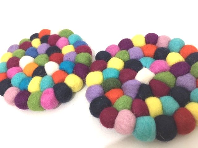 ☆最安値挑戦中★直径14cm前後★カラフルポコポコフエルト鍋敷き　なべ敷き　カラフルポップフェルトボール北欧テイストの可愛いナベ敷きポットマットコースター雑貨通販フェルトコースター【RCP】