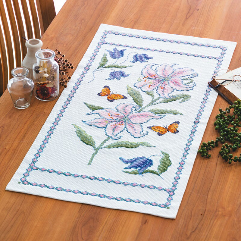 クロスステッチ キット 中〜上級者 テーブルセンター タペストリー カサブランカと蝶 1201 オフホワイト オノエ・メグミ 花咲く庭の小さな物語 刺繍 刺しゅう ししゅう 材料セット 手芸キット 飾り オリムパス Olympus