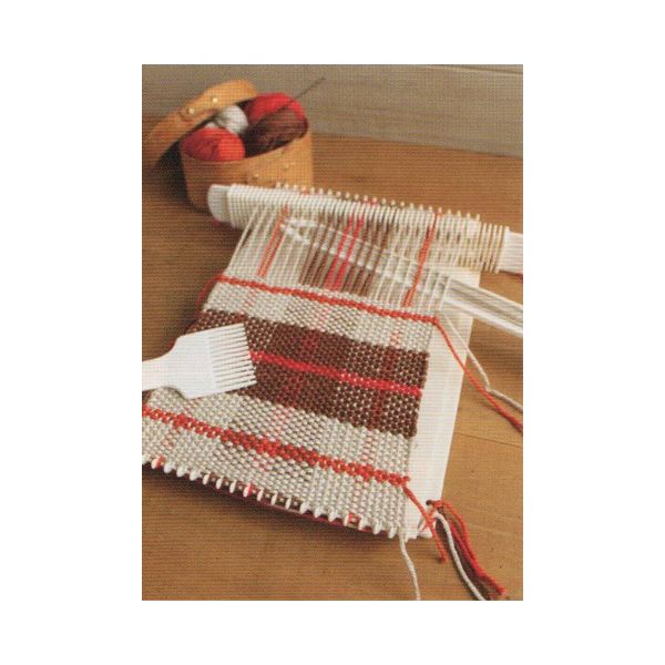 絵織亜PORTABLE　エオリアポータブル 便利な「綜絖」付き！ くるっと回せばたて糸が上下し、よこ糸を通すのがかんたん！ 織り上がった作品でコースターやマット、端をつなぎ合わせてクッションカバーやバッグにも。 アイディア次第で素敵な作品が出来上がります。 お好きな糸を組み合わせて自分好みの柄を作りましょう。 〈作品のできるサイズ〉 約幅17cm×長さ27cm(綜絖を使用して織れる長さは約18cm) 〈セット内容〉 ・ポータブル織り台 ・綜絖 ・シャトル(中) ・織り針 ・クシ ・シャトルカバー ・取扱説明書、織り技法ミニブック MADE IN JAPAN