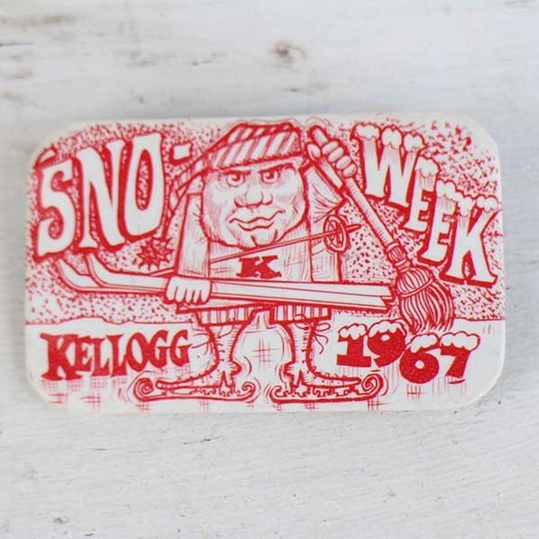 商品詳細 60s SNO-WEEK KELLOGG 1967の缶バッジです。THE MIDWEST BADGE CO.INC,MINNEAPOLIS MINN 55416の表記あり大きさ：縦　約4.3cm　横　約7.0cmコンディション：左下隅に少しの小キズ、裏面に黒ずみやサビがあります。★クリックポストでも発送可能です。 ★その他スポーツ系のおすすめ商品はこちら★ 注意事項 ・商品の状態は注意深くチェックして記載していますが、小キズや汚れ等の見落としがある場合もございます。 ・撮影時の光の環境やご使用のモニターによって実際の色と多少異なる場合がございます。 ・古着は現状販売の為、返品・交換はお受け致しかねます。ご不明な点がございましたらご注文前にお問い合わせ下さい。 ・used品、ビンテージ品にご理解無い方や極端に神経質な方はご注文をお控え下さい。　