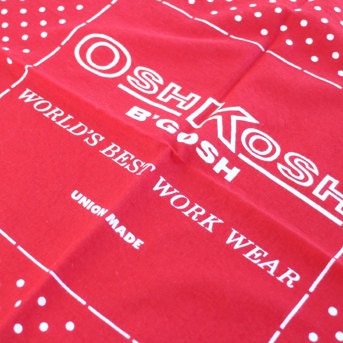 商品詳細 70s〜【OSHKOSH B'GOSH】のバンダナです。一辺に耳付きカラー：赤×白素材：100% COTTON大きさ：約51cm×55.5cm多少の誤差はご了承下さい。コンディション：多少の使用感があり、2つの角に少しのほつれはありますが、目立つダメージや汚れなく、程度良いです。★クリックポストでも発送可能です。 注意事項 ・商品の状態は注意深くチェックして記載していますが、小キズや汚れ等の見落としがある場合もございます。 ・撮影時の光の環境やご使用のモニターによって実際の色と多少異なる場合がございます。 ・古着は現状販売の為、返品・交換はお受け致しかねます。ご不明な点がございましたらご注文前にお問い合わせ下さい。 ・used品、ビンテージ品にご理解無い方や極端に神経質な方はご注文をお控え下さい。　