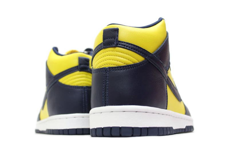 【送料無料】NIKE　DUNK HI SP　MICHIGAN 2020　CZ8149-700　ナイキ ダンク ハイ ミシガン 紺×黄【未使用品】【中古】