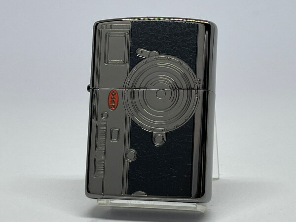 ギフト対応 商品説明 ★古いカメラをイメージしたデザインでどこか懐かしい気持ちにさせるそんな逸品です。 主な特長 ●ZIPPOレギュラーサイズベース ●ブラックニッケルメッキ、エッチング、プリント ●底面の刻印は異なる場合がございます。 ●保証書・箱。 備考