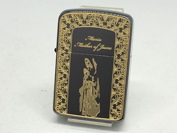 ギフト対応 主な特長 ● ZIPPO No.1941レプリカベース ●エッチング ●黒ニッケル金差し ●底面の刻印は異なる場合がございます。 ●保証書・箱。 備考
