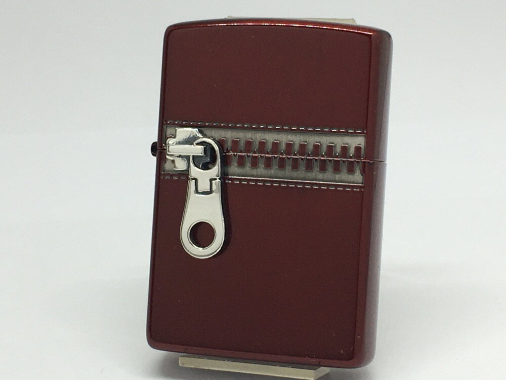 ギフト対応 商品説明 ★「ZIPPO」の名前の由来となった「ZIPPAR」(ジッパー)のZIPPOが登場！ 　ジッパーのスライダー・引手部分の金具はこだわりのメタルを施し、ジップティース部はエッチングで凹凸表現。 　大切な人へのギフトとして...