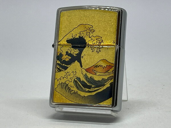 ギフト対応 商品説明 ★日本らしさあふれる貝貼りや金箔の加工に、浮世絵などのモチーフがよく似合う和柄シリーズです。 主な特長 ●ZIPPOレギュラーサイズ ●表面金箔貼り仕様 ●底面の刻印は異なる場合がございます。 ●保証書・箱。 備考