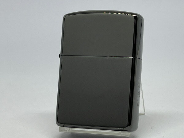 ギフト対応 商品説明 ★重厚なアーマーケースに、深い光沢と高い強度のブラックチタンをコーティングした高級感溢れるジッポ。 　右サイドにZIPPOロゴをエッチング加工でデザインしたのみの、シンプルで飽きの来ないモデルです。 　プレミアム感を演出する金タンク付属、また日本の研磨職人が一つずつ丁寧に仕上げた鏡面の輝きも魅力的。 主な特長 ●ZIPPOアーマーベース ●全体ブラックチタンコーティング・鏡面仕上げ/サイドZIPPOロゴエッチング加工/金タンク使用 ●底面の刻印は異なる場合がございます。 ●保証書・箱。 備考