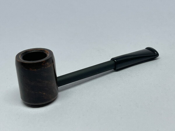 商品説明 ★「パイプで一服！」。 　シガレット1本分のたばこが入るショートスモーク用のブライヤーパイプ。 　シャグたばこも使用可能。 　少々硬く詰めてゆっくりと喫煙すると、満足のいく喫味が得られます。 　小型で軽く携帯に便利。 主な特長 ■商品仕様 ●サイズ(約):全長85mm×高さ25mm ●箱なし。PP袋入り。 ●注意 　本製品は木目によって1本1本見た目が異なります。 　微細な傷など状態を気になさるお客様はご遠慮ください。 　あらかじめご了承くださいますようお願いいたします。 備考