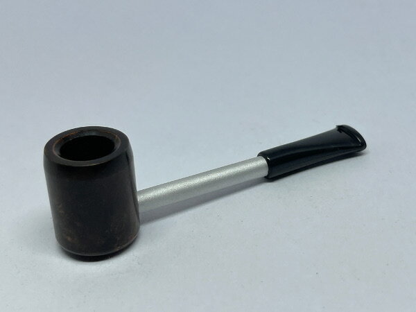 商品説明 ★「パイプで一服！」。 　シガレット1本分のたばこが入るショートスモーク用のブライヤーパイプ。 　シャグたばこも使用可能。 　少々硬く詰めてゆっくりと喫煙すると、満足のいく喫味が得られます。 　小型で軽く携帯に便利。 主な特長 ■商品仕様 ●サイズ(約):全長85mm×高さ25mm ●箱なし。PP袋入り。 ●注意 　本製品は木目によって1本1本見た目が異なります。 　微細な傷など状態を気になさるお客様はご遠慮ください。 　あらかじめご了承くださいますようお願いいたします。 備考