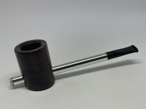 商品説明 ★安定感のあるフラットフットのセッタータイプ。 　このパイプはカーボンファイバー、杢目を生かしたスムース仕上げのライトポリッシュ、ダークブラウン、ブラック・サンドブラスト加工の4タイプ。 主な特長 ■商品仕様 ●サイズ(約):全長155 mm×高さ47mm ●火皿径(約):21mm ●箱 ●注意 　写真は現物になります。 　微細な傷など状態を気になさるお客様はご遠慮ください。 　写真のパイプレストは付属しておりません。 　箱には、擦り傷等があります。 　あらかじめご了承くださいますようお願いいたします。 備考