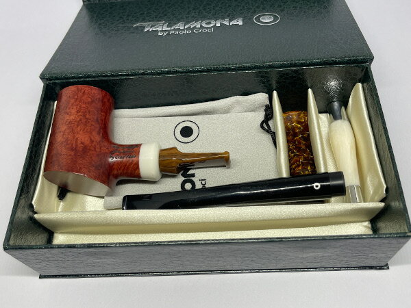 ギフト対応 商品説明 ★1930年代、イタリアCornelio Talamona（コリネーリオ・タラモナ）は、その芸術性溢れる作風で瞬く間に愛煙家垂涎のブランドへと駆け上がります。 　その後、Cesare Talamona（チェザーレ・タラモナ）へと引き継がれた伝統は、イタリアパイプシーンを席巻し、全盛期を誇ります。 　時は過ぎ2010年、惜しまれつつも消滅してしまいます。 　しかし、コリネーリオ・タラモナの再来と呼ばれるパイプアーティストPaolo Croci（パオロ・クロッチ）が、その芸術性により見事復活を遂げました。 　Made in Italyでのみ味わえる美しさが堪能できる珠玉の“Handmade Pipe”であります。 主な機能 ●サイズ(約):長さ148mm×高さ60mm ●サイズ(約):長さ203mm×高さ60mm(交換用長) ●サイズ(約):長さ122mm×高さ60mm(交換用短) ※当店計測の為、おおよそのサイズと考えてください。 ●交換出来る吸い口2本、タンパー1本付属 ●箱 ●注意 　写真は現物になります。 　微細な傷など状態を気になさるお客様はご遠慮ください。 　袋には、擦り傷等があります。 　パイプレストは付属しておりません。 　あらかじめご了承くださいますようお願いいたします。 備考