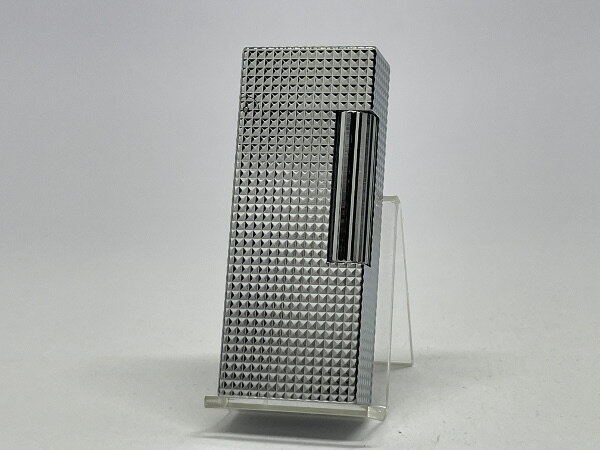 ギフト対応 商品説明 ★長い年月を経ても色褪せないその伝統的なフォルムを継承しつつ、新たにオイルライターとして【 FOX -フォックス - 】が復活。 　手に取った時の重量感、オール真鍮削り出しボディだからこそ生み出される特別な魅力です。 　ローラーを回しオイルライター特有の柔らかな炎で煙草に火をつける、この一連の動作は単に煙草を吸うことだけではなく、その所作までも美しく演出します。 主な特長 ●クロームピラミッド ●サイズ：65 × 26 × 13 mm ●重量：99g ●生産国：中国 ●取扱説明書・2年保証書付・箱。 備考