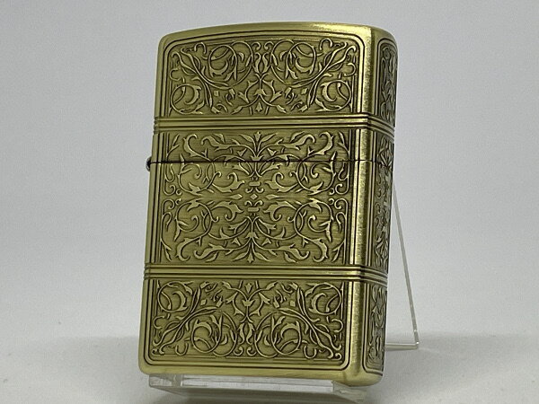 ギフト対応 商品説明 ★幻想的なアラベスクデザイン。 　4面エッチング古美仕上げ。 主な特長 ●ZIPPOレギュラーサイズベース ●4面精密エッチング、真鍮古美 ●底面の刻印は異なる場合がございます。 ●保証書・箱。 備考