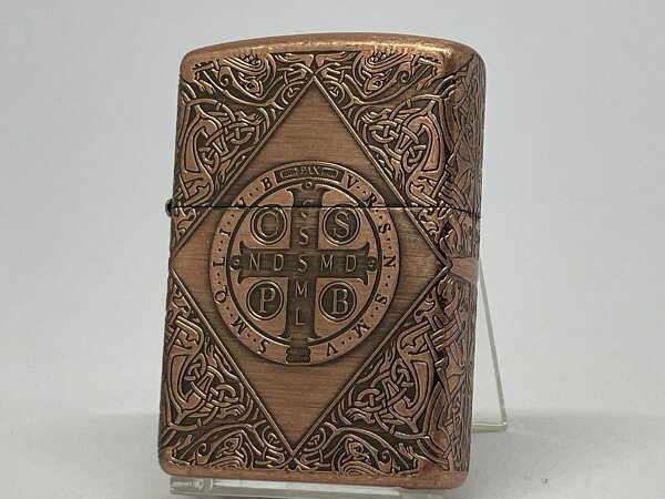 ギフト対応 主な特長 ●ZIPPO162アーマーベース ●4面連続エッチング ●銅いぶしバレル ●底面の刻印は異なる場合がございます。 ●保証書・箱。 備考