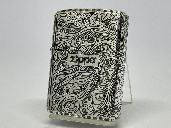 ギフト対応 商品説明 ★繊細かつ力強い唐草を彫り込んだ、気品と存在感を放つ大人の逸品。 主な特長 ●ZIPPOアーマーレギュラーサイズベース ●銀メッキいぶし、エッチング、リューター、2面加工 ●底面の刻印は異なる場合がございます。 ●保証書・箱。 備考