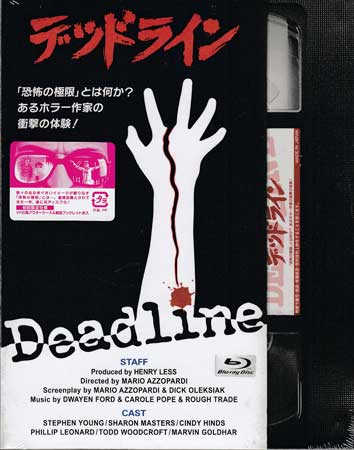 【ストーリー】ホラー映画専門の脚本家スティーヴン・レッシ-の作品は、彼の名前だけで大ヒットするほどだったが、周囲からは金儲け主義のグロ映画とこき下ろされていた。映画プロデューサーから次回作の原稿をしきりに催促されるものの、3人の子供のせいでなかなか捗らず、また妻との関係もうまくいかずストレスも溜まる一方だった。そんなある日、TVで放映されていたスティーヴンの出世作「死刑執行人」を子供達が観てしまい…。【特典内容】映像特典：Produce Something Horrific:製作ヘンリー・レス インタビュー／Embracing the Horror:撮影監督マンフレッド・グーテ インタビュー　その他特典：初回限定仕様 VHS風アウターケース＆解説ブックレットタイトルデッドライン「恐怖の極限」とは何か？あるホラー作家の衝撃の体験！ コレクターズ・エディション監督マリオ・アゾパルディ出演者スティーヴン・ヤング、シャロン・マスターズ、シンデ・ハインズ、フィリップ・レナード受賞・その他発売日2022年11月30日発売元・レーベル是空仕様メディア形態Blu-rayリージョンコードフリー言語英語(オリジナル言語)字幕日本語字幕収録時間116分JANコード4571519914691製品コードTCBD-1336