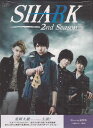 【ストーリー】「消え去るより燃え尽きた方がマシだろ」“一途な生き様”が今、伝説を刻む！音楽の神様に見初められ、一途に生きる男たち。しかし、彼らを待ち受けていたのは、まっすぐに生きるが故の魂の試練だった-。男のプライドと音楽への愛が火花散る！魂の再生を描く青春群像劇。【特典内容】その他特典：豪華フォトブックレット（豪華版、通常版共通）タイトルSHARK 〜2nd Season〜 Blu-ray BOX 通常版監督西村了出演者重岡大毅、濱田崇裕、神山智洋受賞・その他発売日2014年11月12日発売元・レーベルバップ仕様メディア形態Blu-rayリージョンコードフリー言語日本語(オリジナル言語)字幕日本語字幕／バリアフリー日本語字幕収録時間277分JANコード4988021729413製品コードVPXX-72941