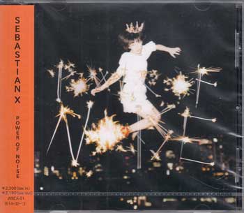 【ストーリー】ボーカル永原真夏のマルチな活動も注目の男女4人組ギターレス・バンドSEBASTIAN Xのセカンド・フル・アルバム。 【収録内容】1)POWER OF VITAL[3:19]2)DNA[4:12]3)ヒバリオペラ (ALBUM ver.)[4:24]4)三日月ピクニック[5:18]5)サマー・ハネムーン・ビート[4:30]6)MY GIRL(姫君へ捧ぐ)[4:40]7)光/男/カメラ[6:05]8)サマタイム・キル[4:56]9)つきぬけて (ALBUM ver.)[4:33]10)MIC DISCOVERY[3:22] 【特典内容】タイトルPOWER OF NOISE ／ SEBASTIAN X監督出演者SEBASTIAN X受賞・その他発売日2013年8月14日発売元・レーベルwe are仕様メディア形態CDリージョンコード言語字幕収録時間45分23秒JANコード4522197117522製品コードWRCA-01