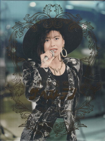 【ストーリー】TBSテレビ「ザ・ベストテン」の歌唱シーンを中心にまとめたBlu-ray5枚組！！ 【収録内容】▽DISC-11)「C」2)BE-BOP-HIGHSCHOOL3)色・ホワイトブレンド4)クローズ・アップ5)JINGI・愛してもらいます6)ツイてるね ノッてるね7)WAKU WAKUさせて8)「派手!!!」9)50/5010)CATCH ME11)You're My Only Shinin' Star12)人魚姫 mermaid13)Witches ウィッチズ14)ROS?COLOR15)VIRGIN EYES16)Rosa17)遠い街のどこかで…18)女神たちの冒険19)これからのI Love You20)Mellow21)世界中の誰よりきっと22)未来へのプレゼント23)マーチ カラー24)キャンディーズメドレー25)恋人がサンタクロース26)．ハートのスイッチを押して27)．世界中の誰よりきっと28)．未来へのプレゼント29)．マーチ カラー ▽DISC-21)「C」2)BE-BOP-HIGHSCHOOL3)色・ホワイトブレンド4)クローズ・アップ5)JINGI・愛してもらいます ▽DISC-31)ツイてるね ノッてるね2)WAKU WAKUさせて3)「派手!!!」 ▽DISC-41)50/502)CATCH ME3)You're My Only Shinin' Star ▽DISC-51)人魚姫 mermaid2)Witches ウィッチズ3)ROS?COLOR4)VIRGIN EYES 【特典内容】三方背豪華ビニールケース入りBOX／特製デジパック仕様／解説本:豪華ブックレット仕様タイトル〜Miho Nakayama 40th Anniversary〜 中山美穂「ザ・ベストテン」永久保存版 ／ 中山美穂監督出演者中山美穂受賞・その他発売日2025年3月19日発売元・レーベルTBSグロウディア仕様メディア形態Blu-rayリージョンコードフリー言語日本語(オリジナル言語)字幕収録時間460分JANコード4988003891619製品コードKIXM-611/615